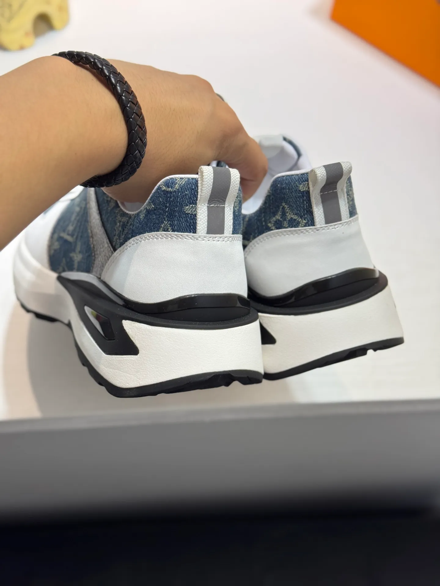 Men's shoes 💰440 [New style] 🐛🐛Top original Louis Vuitton®️ trendy and fashionable yet low-key men's casual shoes, LV cowhide leather upper with denim, comfortable and breathable, sheepskin lining, original rubber outsole, 2 colors available ~ a must-have for stylish men. Size: 38-44 (45 customized